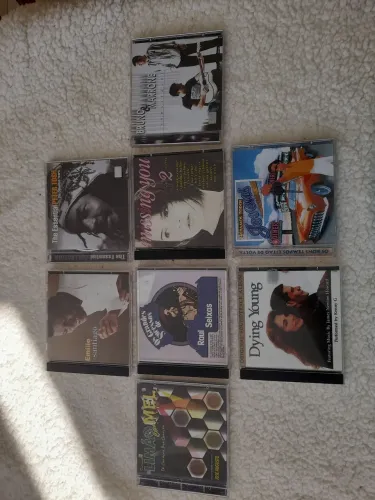 Lot de 8 CDs vários estilos de músicas nacionais e internacionais usado conservado.