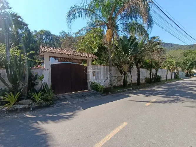 CASA COM 6 QUARTOS, PISCINA E ACESSO AO RIO EM CANECA FINA GUAPIMIRIM/RJ