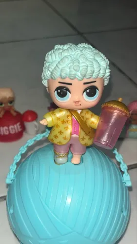 Boneco L.O.L. Surprise! Boy Next Door (Série Boys 1) + Bolinha Original + Lil Sister