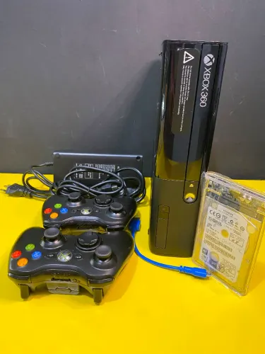 Xbox 360 islim, com 2 controles e HD 250gb desbloqueio com jogos.
