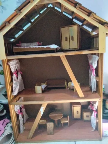Casinha de boneca de madeira