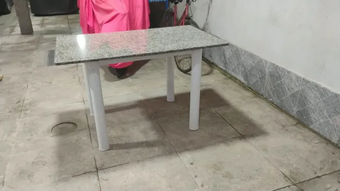 Mesa com tampo de granito