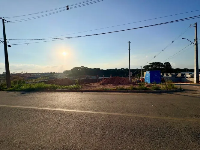 Terreno de Esquina em Rua Principal