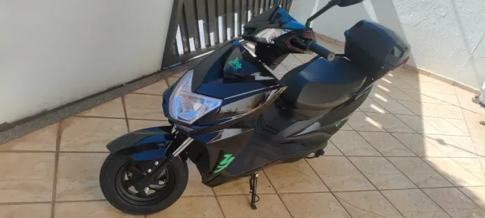 Vendo moto elétrica 1000W, Não precisa emplacamento, com apenas 190 km, usada 2 meses.