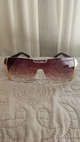 Óculos de sol Chanel.