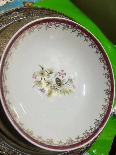 Bol branco com bordas em rubi e dourados