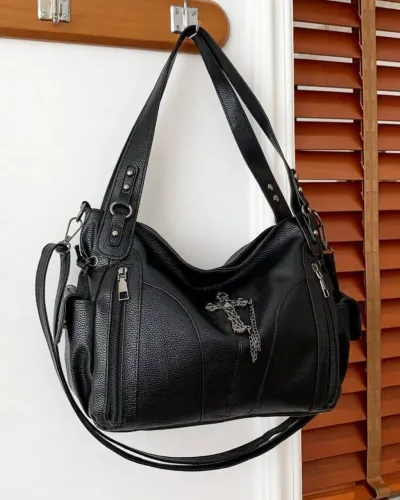 Bolsa preta com cruz alternativa couro pu