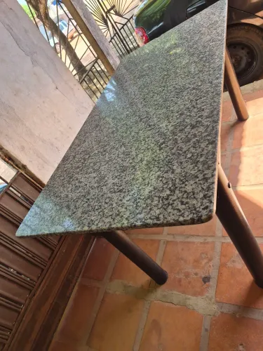 MESA DE MARMORE E 6 CADEIRAS