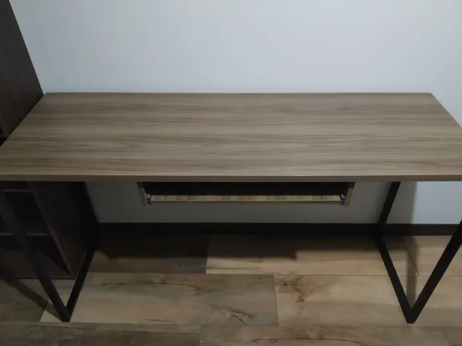 Mesa de escritório grande com suporte para teclado