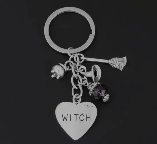 Chaveiro witch bruxa bruxinha com miniatura de vassoura, caldeirão e chapéu