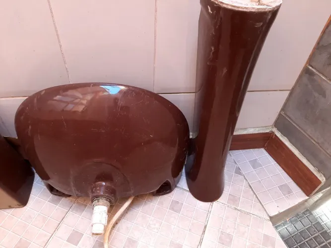 Pia Lavatório para banheiro e caixa acoplada cor vinho, não tem o vaso.