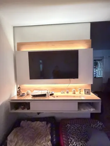Painel para TV Branco com LED - Seminovo