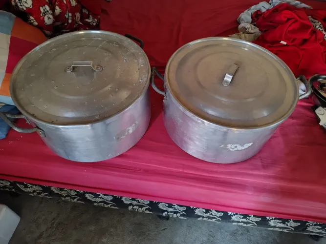 Duas panelas grandes para trabalhar com vatapá amanheçoba tacaca