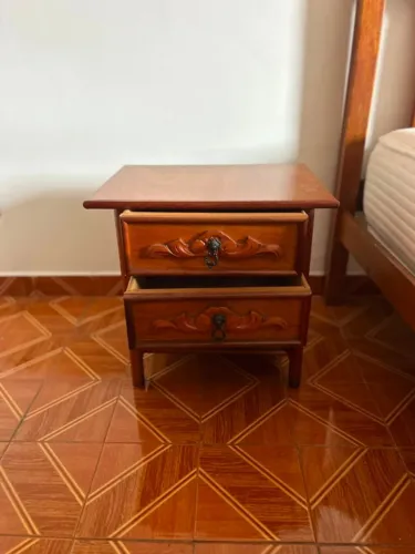 Criado-mudo em madeira com gavetas