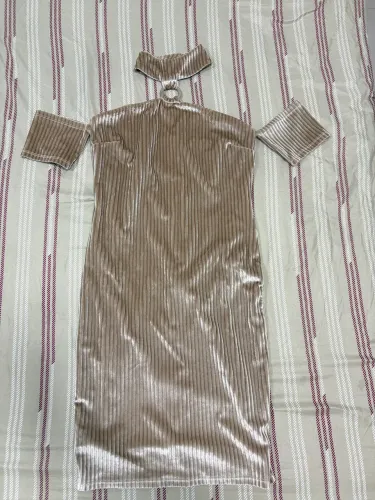 Vestido bege/dourado. tamanho P