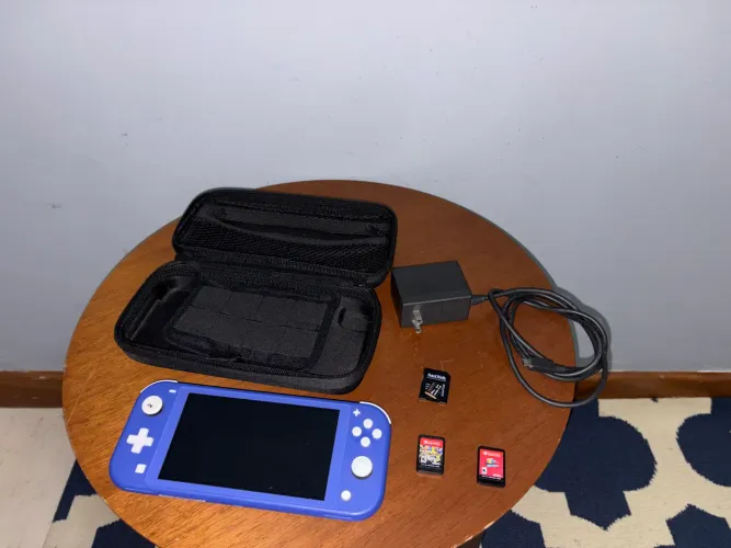 Nintendo Switch Lite Azul + Dois jogos + Case