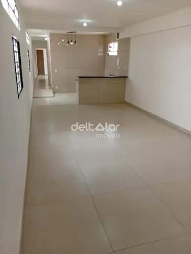 Casa com entrada compartilhada para locação sendo 3 quartos (1 suíte) e uma vaga coberta,