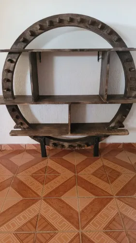 Estante formato roda de madeira
