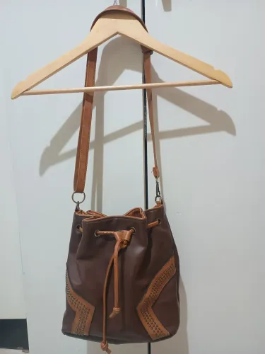 bolsa saco tiracolo marrom com tachas