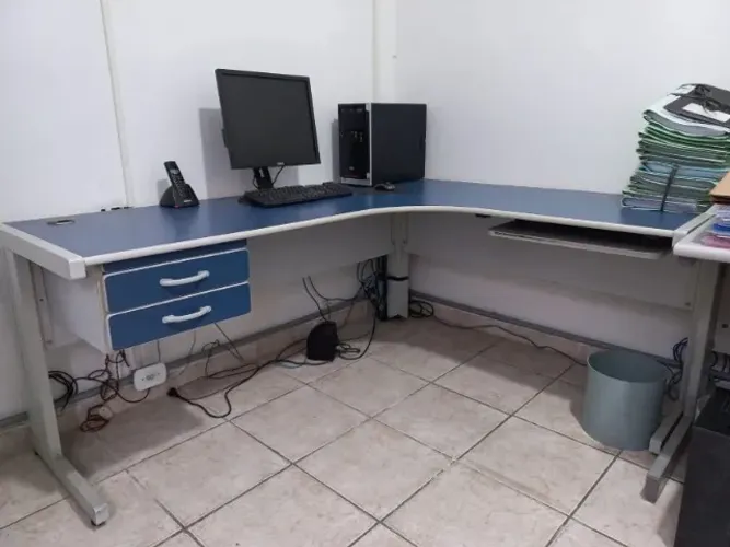 Mesa extremamente espaçosa em L , 1,5 metro por 1,5 metro 2 gavetas
