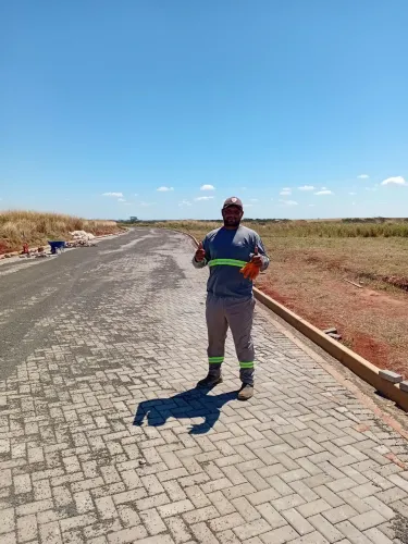 Trabalhamos com assentamento de paver e meio fio.