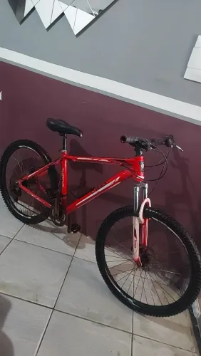 Vendo bicicleta aro 26 toda de alumino freios a disco com marcha 