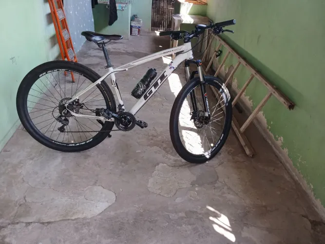 Vendo uma bicicleta GTI aro 29 toda equipada.
