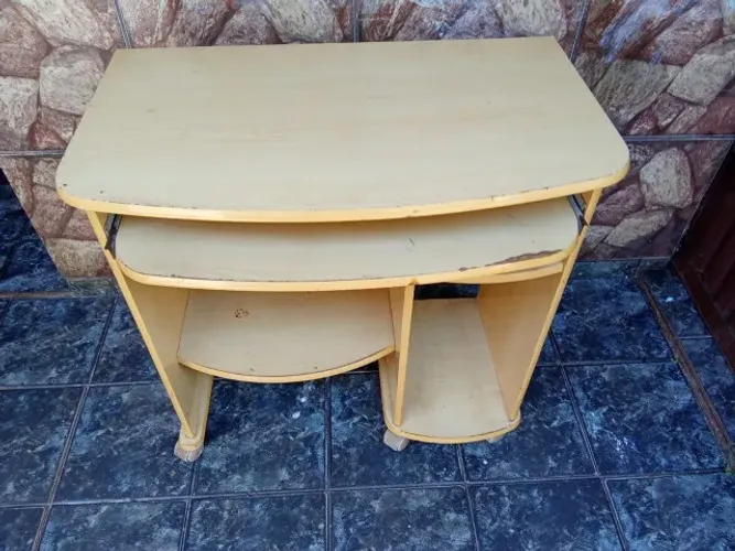 vendo uma mesa de computado em bom estado 200 reais