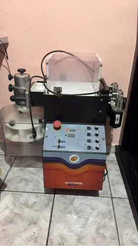 Máquina de salgados e masseira