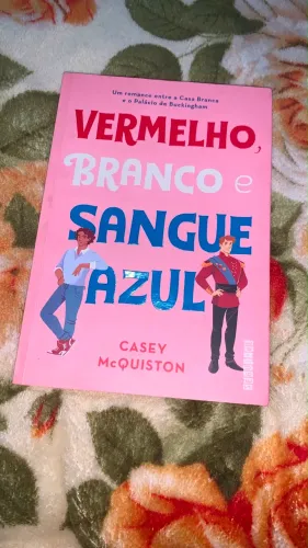 Livro vermelho, branco e azul sangue 