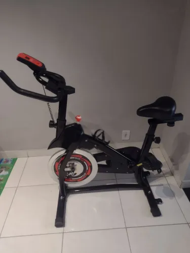 Bicicleta ergométrica roda de inércia 13kg suporta até 120 kg