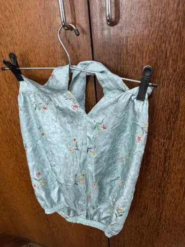 blusa feminina com amarração no pescoço