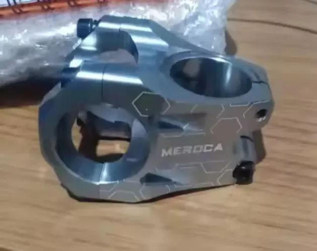 Vendo mesinha curta MEROCA prata nova original