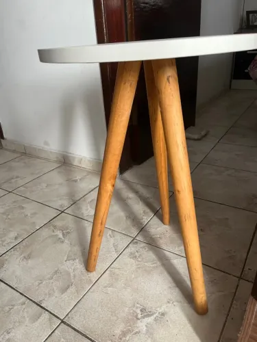 Banco tripé branco que deixa sua sala linda!