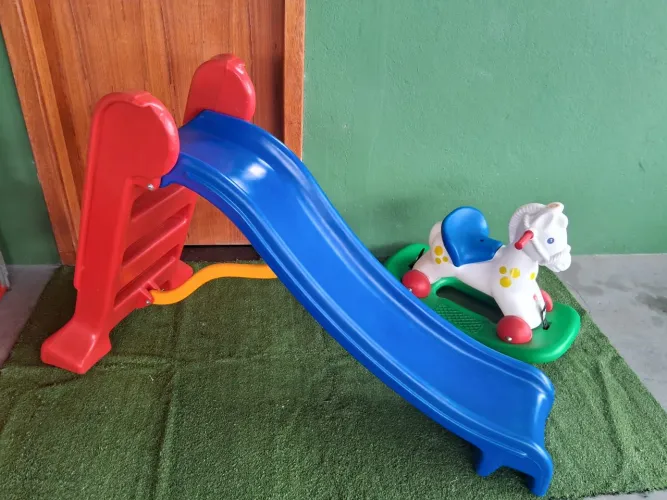 Escorregador e cavalinho infantil
