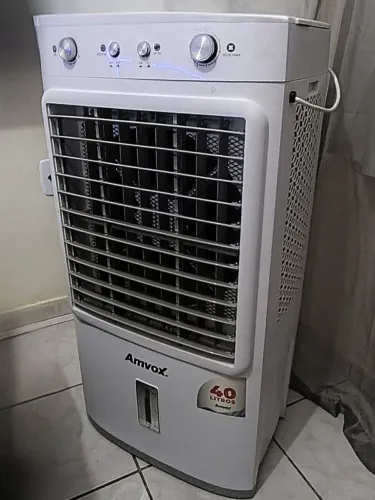Climatizador de Ar Portátil Amvox ACL 4022 de 40 litros.