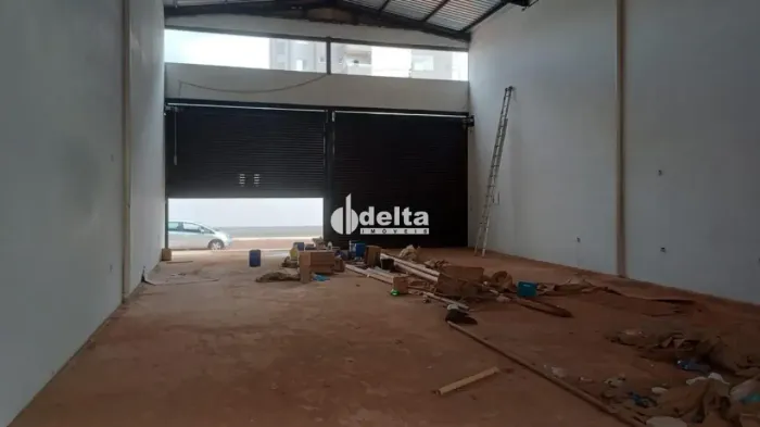 Galpão disponível para locação no bairro Novo Mundo em Uberlândia-MG