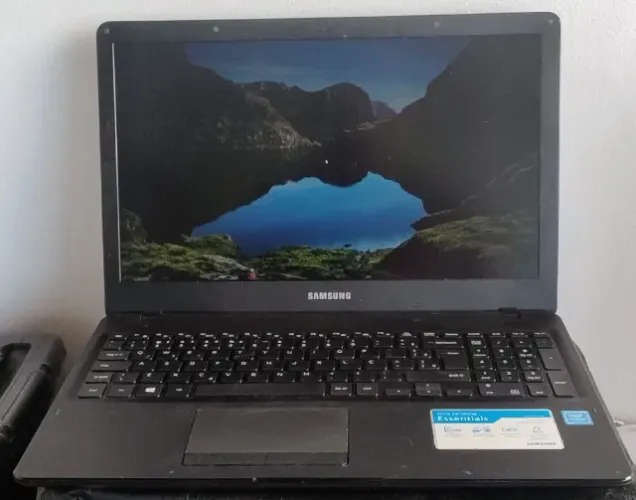 Vendo ou Troco notebook Samsung seminovo pelo valor de R$ 900,00