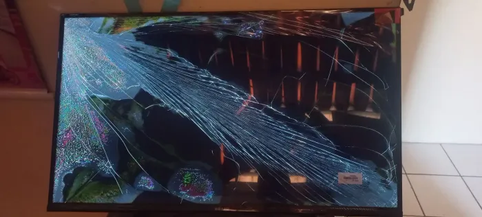 Vendo tv com defeito 32 polegadas tcl
