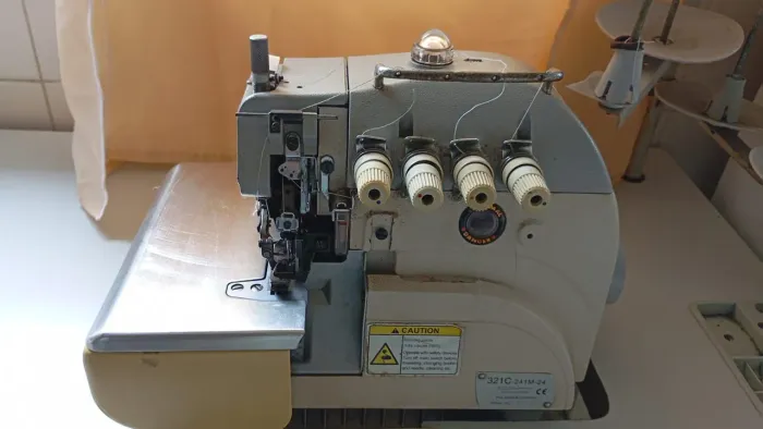 Máquina overloque Singer 4 fios $ 1000,00