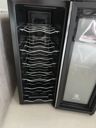 Adega Electrolux com defeito