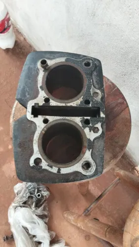 Cabeçote e camisa da moto CB 450 em estado bom