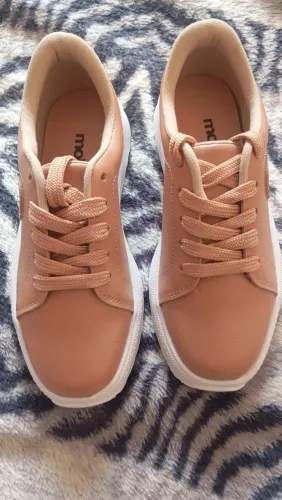 Vendo tênis feminino nunca usado não serviu pra minha filha ,valor 90 reais