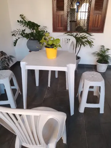 Mesa com 2 cadeiras e 2 bancos novos