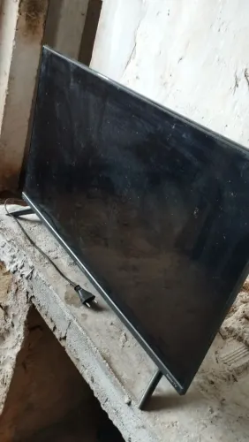 TV Britânia 32 polegadas, sistema ROKU TV (Leia a descrição)