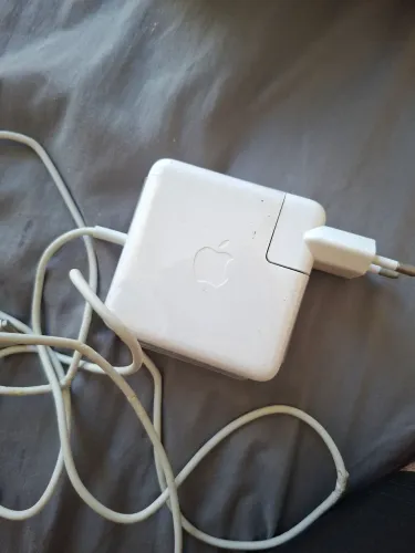 2 carregadores Apple Magsafe 60 W com avaria
