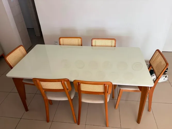 Mesa de 4 apoios MDF + 6 cadeiras off white com amadeirado e acabamento em palha indiana