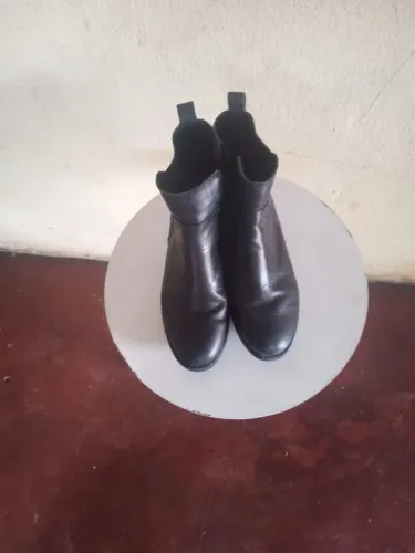 vende sandálias e sapatos usados bem 