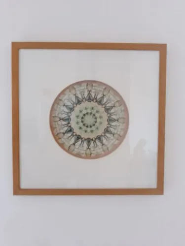 Vendo quadro decorativo ,em estilo mandala . De madeira nas laterais,tamanho 50cm x 50 cm
