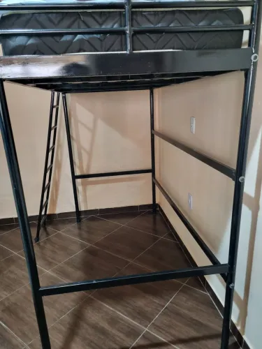 Cama suspensa de ferro